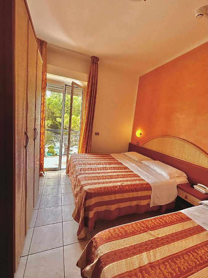 Hotel Ausonia Milano Marittima Exterior photo