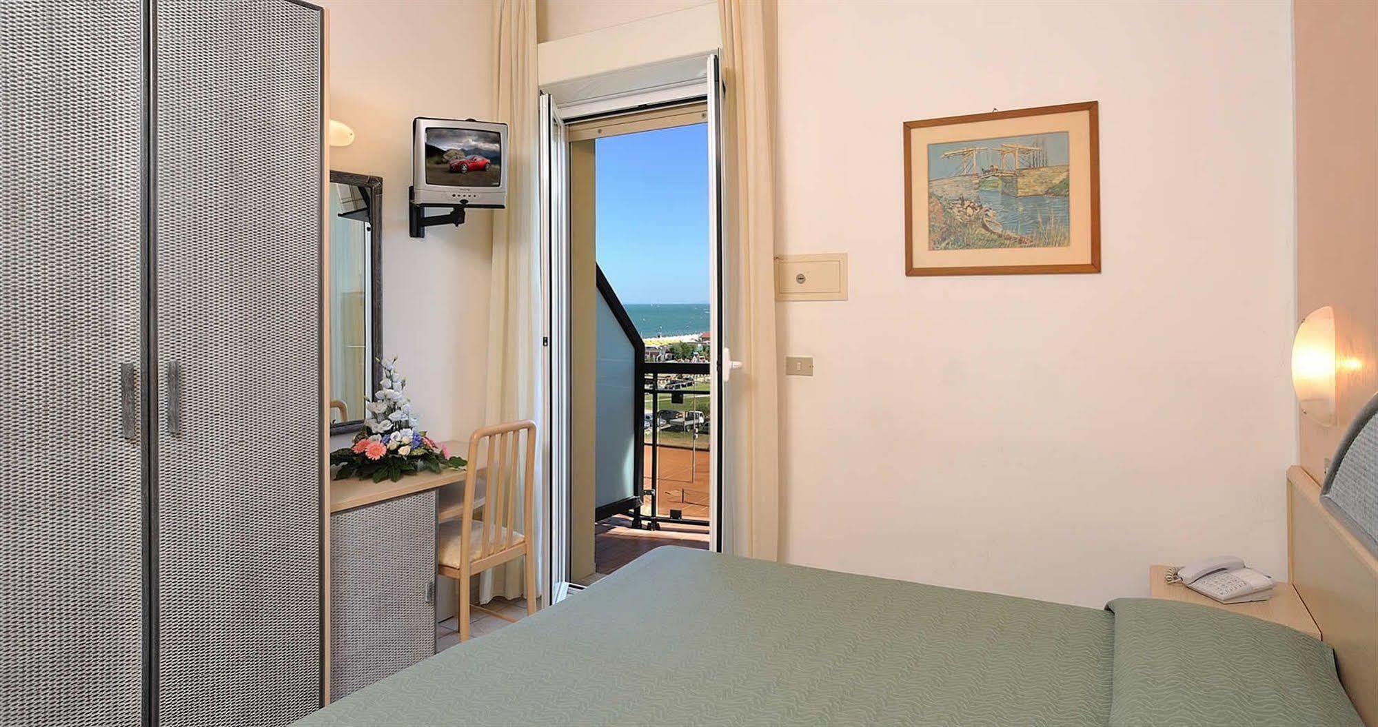 Hotel Ausonia Milano Marittima Exterior photo