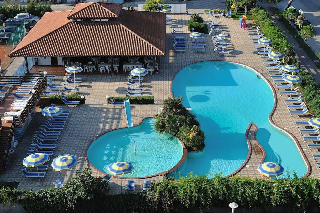 Hotel Ausonia Milano Marittima Exterior photo